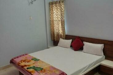 ホテル Adiraj Palace And Lodging