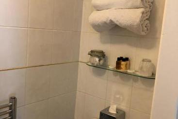 هتل Pitreavie Guest House