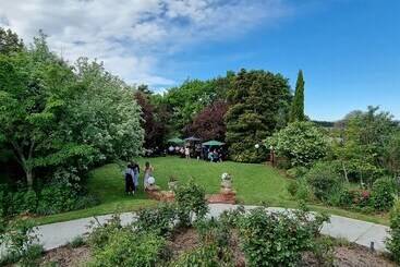 هتل The Fern & Thistle Luxury Accommodation  Drinks, Hotpool, Sauna