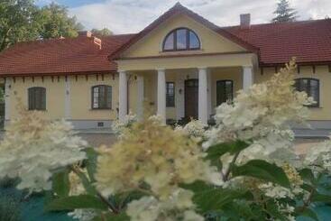 צימר Dom Weselny  Dwór W Jurowcach