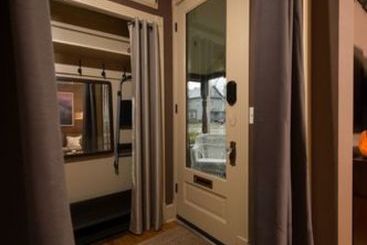 تختخواب و صبحانه Kara S Kottages @ W. Main St