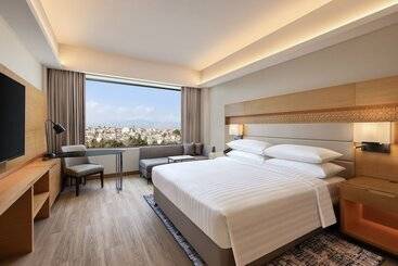 ホテル Courtyard By Marriott Shillong