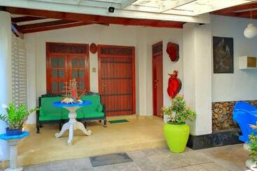 تختخواب و صبحانه R Home Stay