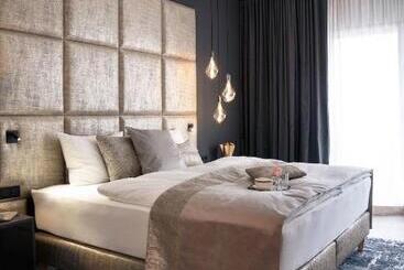 هتل The Newsha Signature Home