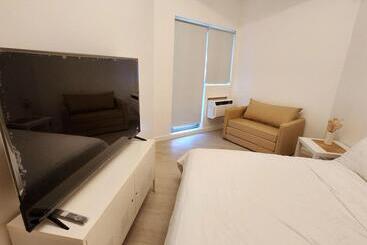 アパートホテル Minimalist Condo In Azure North