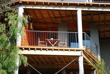 تختخواب و صبحانه Hideaway Haven