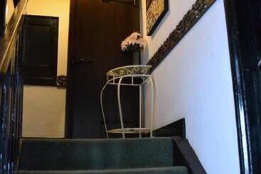 هتل Ely Guest House