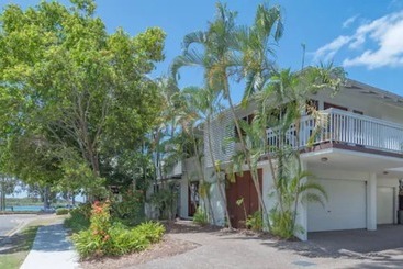 شقة Noosa Outrigger Beach Resort