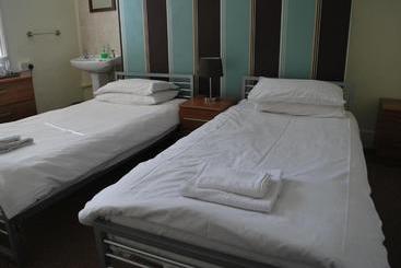 پانسیون Millifont Guest House