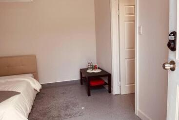 פנסיון Studio With Private Entrance By Zen Living Short Term Rental