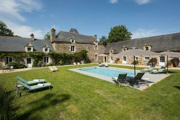 住宿加早餐  Manoir Du Vau D Arz Gîtes Et Chambres D Hôtes Avec Piscine