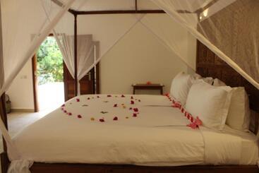 Отель Kivuli Beach Resort Paje