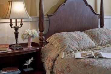 تختخواب و صبحانه Colonial Inn