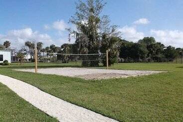 فندق Days Inn & Suites By Wyndham Lake Okeechobee
