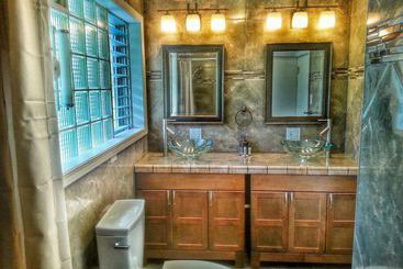 هتل Hilltop Legacy Vacation Home