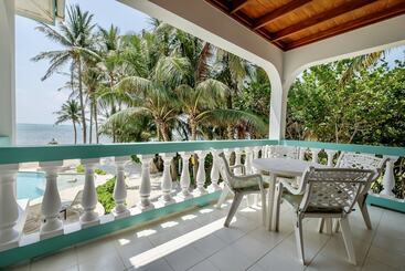 Coral Bay Villas