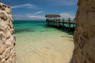 هتل Compass Point Beach Resort