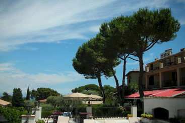 هتل Castel Garoupe