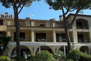 هتل Castel Garoupe