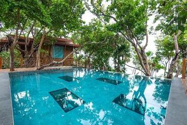 هتل Kimpton Grand Roatan Resort And Spa