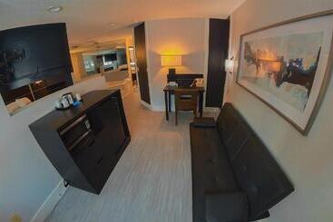 Отель Coratel Inn & Suites By Jasper Hastings