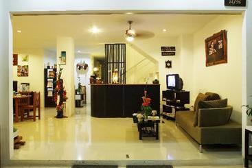 Pension Baan Oui Phuket Guest House