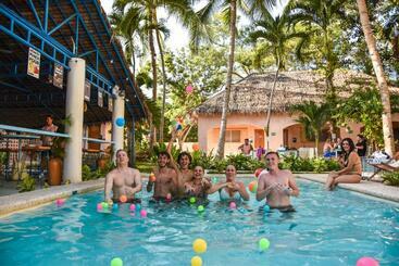 فندق صغير Mad Monkey Panglao