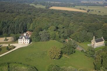 فندق Domaine De Chantemerle