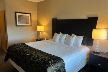 בית מלון כפרי Okoboji Inn & Suites