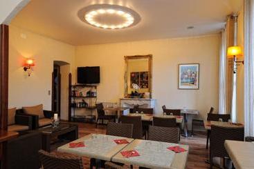 هتل Hôtel Duc De Padoue