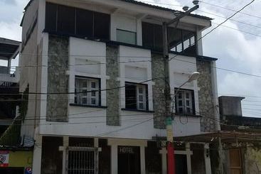 هتل Flores De Peten