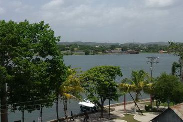 هتل Flores De Peten