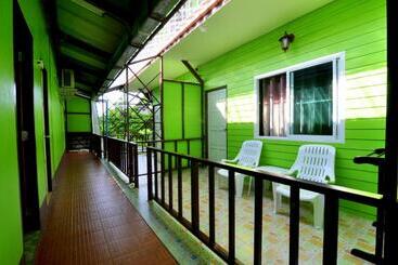 هتل Phi Phi Sand Sea House