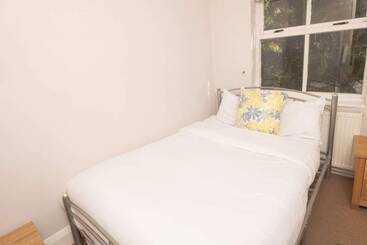 Cottage The Angel Place Hideaway   Fair 4bdr House With Terrace