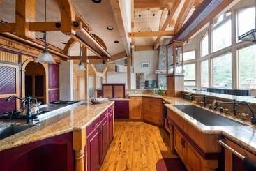 کلبه Cherry Ridge By Avantstay Incredible Mountain Mansion W/ Game Room, Hot Tub & Views!!
