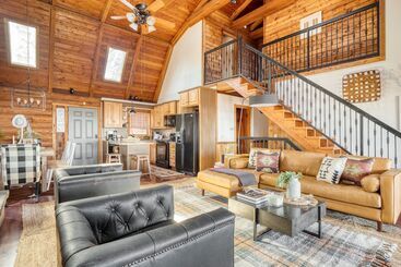 Сельский дом Pine Needle By Avantstay Log Cabin W/ Gorgeous Views, Hot Tub, Patio & Pool Table!