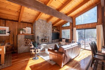 コテージ Polaris By Avantstay Woodsy Tahoe Cabin With Spacious Deck Close To Lake