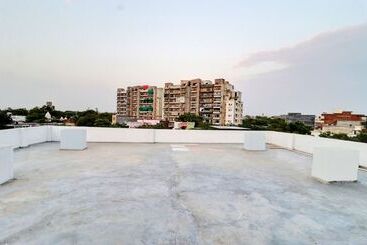 בית מלון כפרי Treebo Grand Town House