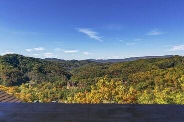 茅舍 Donwell Manor   4 Bedrooms, 4 Baths, Sleeps 16 4 Cabin By Redawning