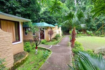 בית מלון כפרי Corbett Tiger Tejomaya Resort