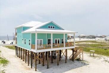 קוטג'' Salty Seahorse   Waterfront! Pet Friendly! Game Room, Pool Table, Beautiful Views   Room For The Who