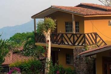 هتل Hostal Doña Consuelo