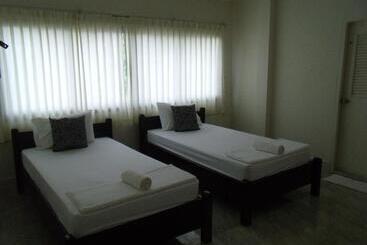בית מלון כפרי Albatross Guesthouse @ Thungwualaen Beach