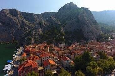 پانسیون Inn By The River