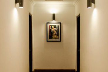 هتل The Manor