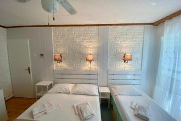 בית מלון כפרי Apartments And Rooms By The Sea Komiza, Vis 2431