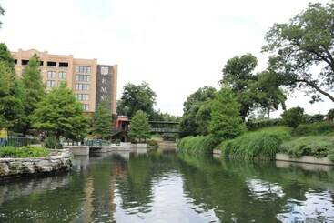 کلبه Delightfully Renovated 4 Br/2 Ba Near Dt Riverwalk