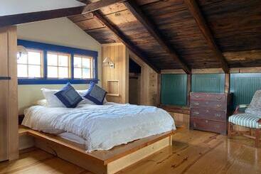 בית מלון כפרי Magical Post And Beam Loft Downtown Newport!