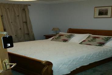 تختخواب و صبحانه Ronan House