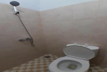 Otel Spot On 92236 Kediri Family Homestay